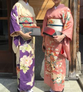 お友達とレトロ着物でトータルコーデ７選 対照的な色を選んで可愛さｕｐ スタッフブログ 京都の着物レンタル レトロ アンティーク浴衣 着物 はてくてく京都で