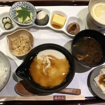 祇園周邊精選午餐①「東山ゆう豆」滑嫩順口的現盛豆皮。清流的故鄉・京都美山的豆皮料理，充滿個性的菜單好豐富！