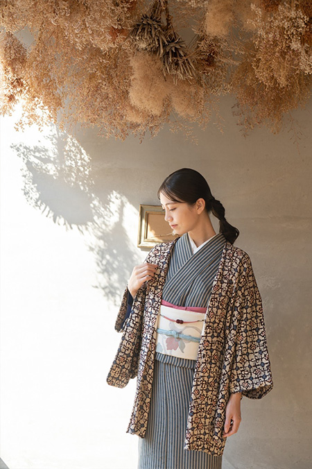 穿上复古的羽织来搭配你的和服会让你看起来更时尚!